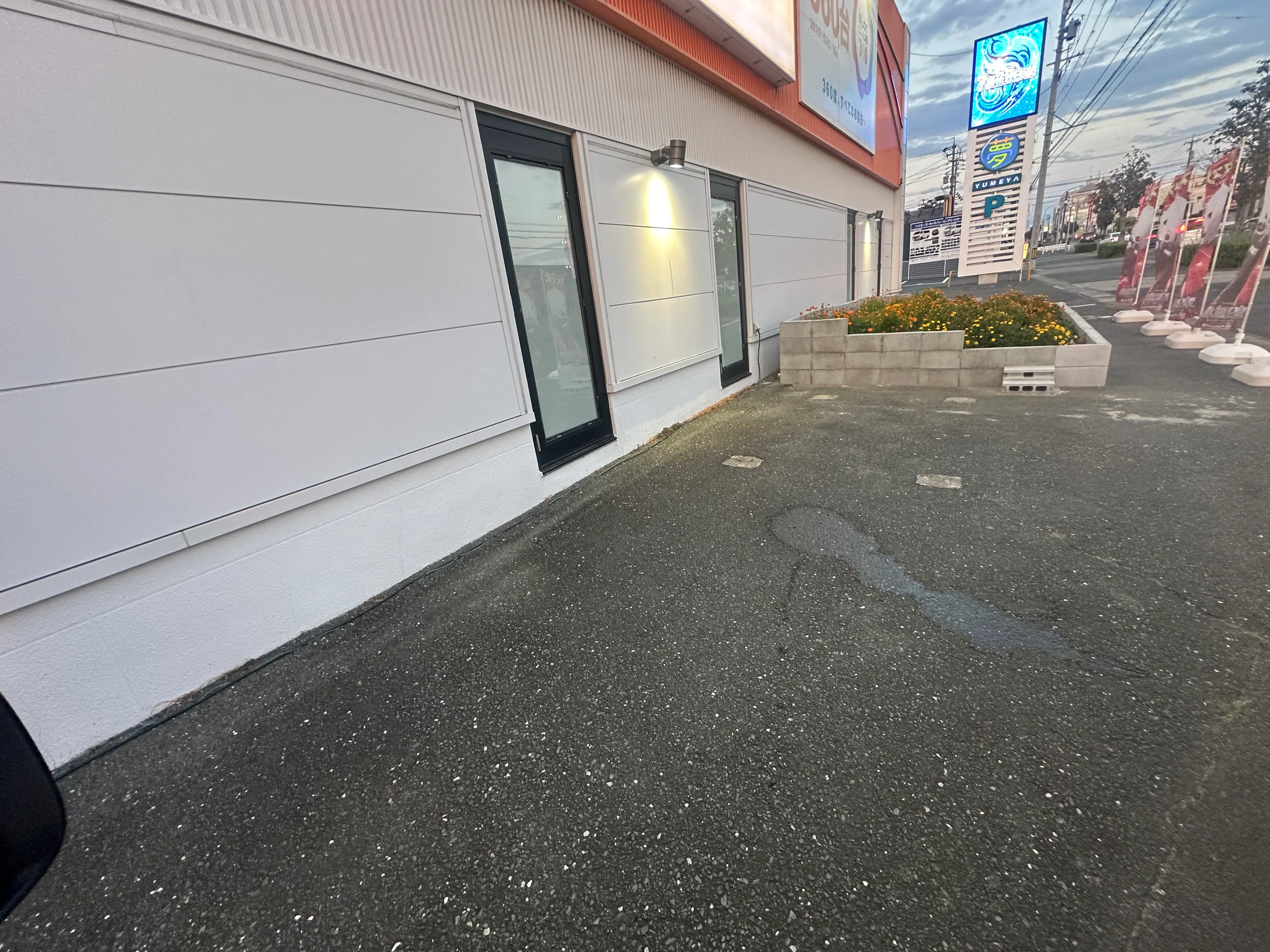 【スロットクラブ夢屋豊橋佐藤店|割引キャンペーン実施中】キッチンカーやプロモーション等に最適なアミューズメント施設のイベントスペース