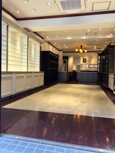 壁側の展示棚の移動はできません。