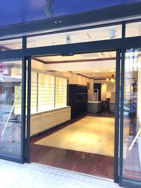 展示棚を利用して小物類を展示することが出来ます。