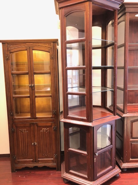 様々な種類のアンティーク家具が揃っています。