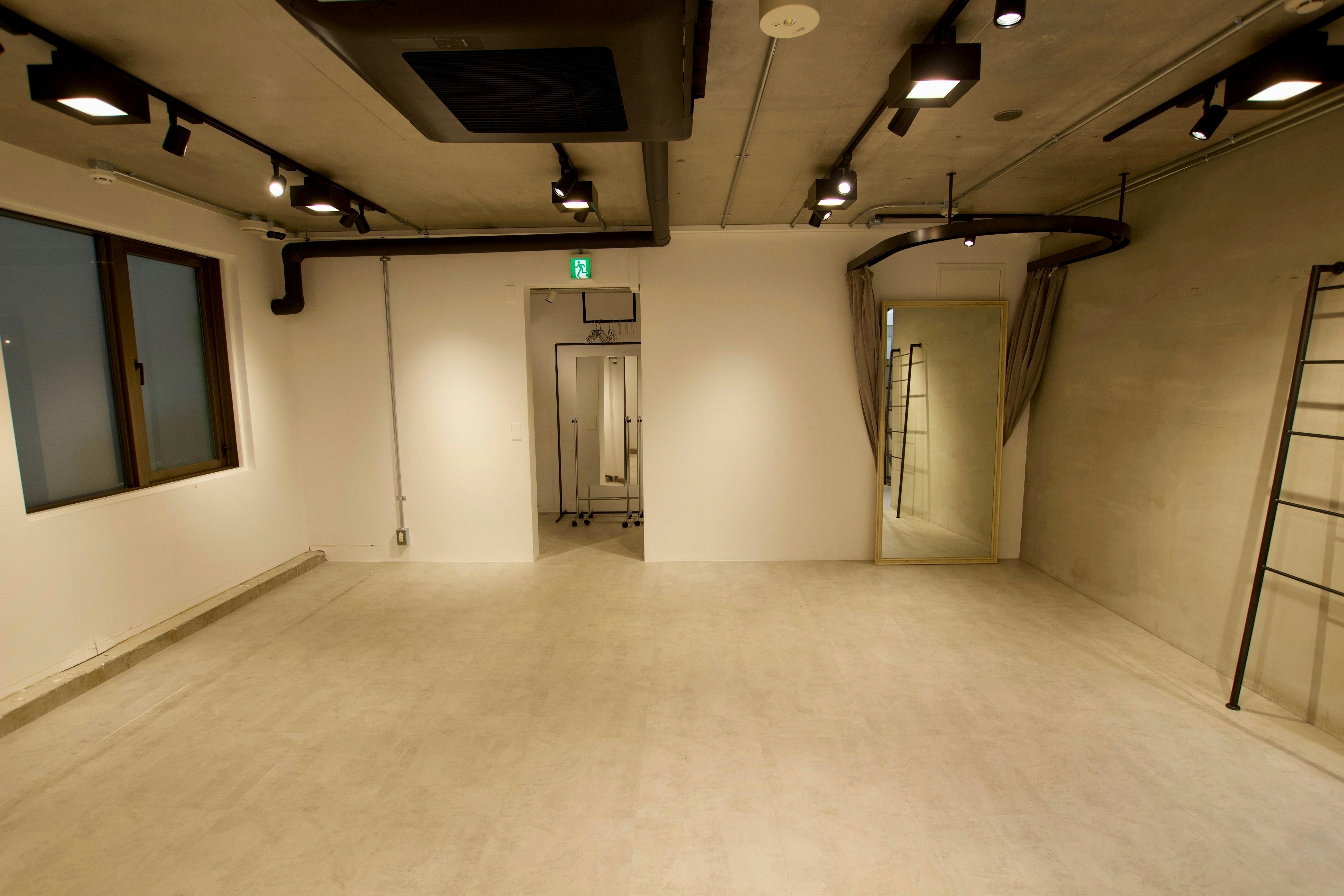 【表参道駅5分】アパレルの展示会やポップアップストアに適した2つの空間のあるスペース(2F)