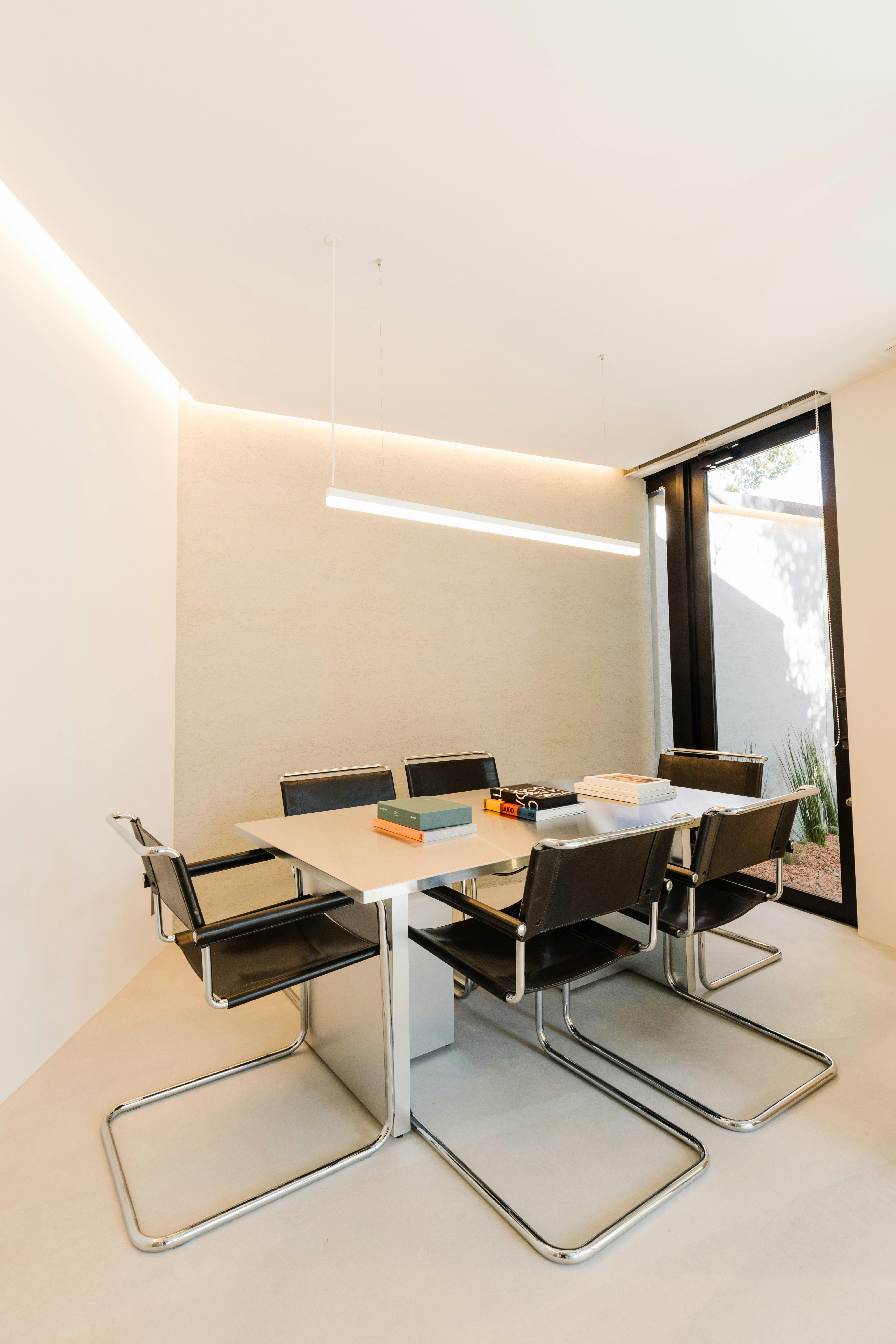 【新神戸駅10分】打ち合わせや社内ミーティングに最適なレンタルスペース