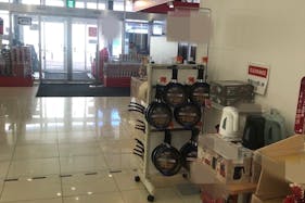 【西友 駒ヶ根店】サッカー台後方 プロモーション用途や物販、食物販のポップアップストアに最適なスーパー店内催事イベントスペース