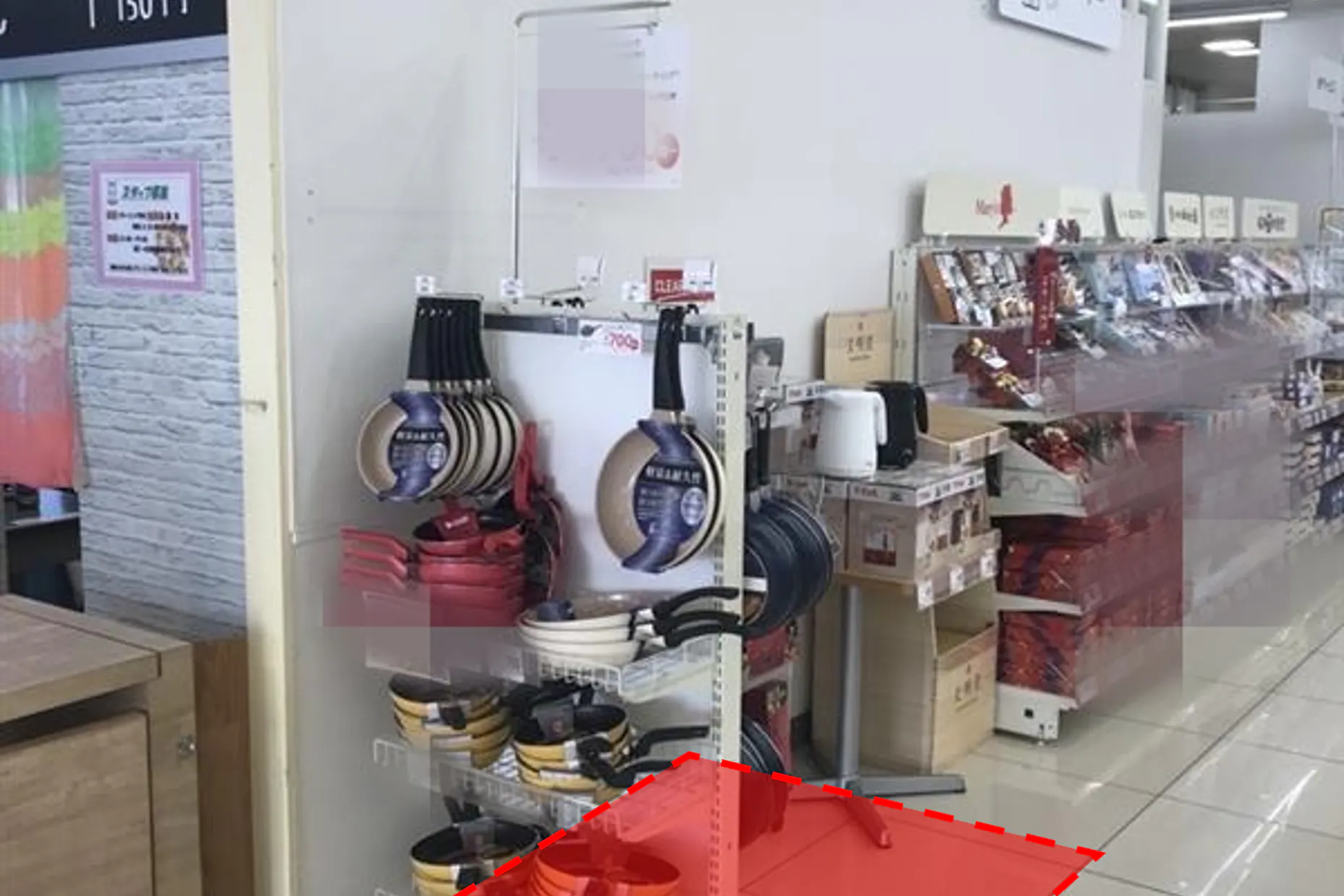 【西友 駒ヶ根店】サッカー台後方 プロモーション用途や物販、食物販のポップアップストアに最適なスーパー店内催事イベントスペース