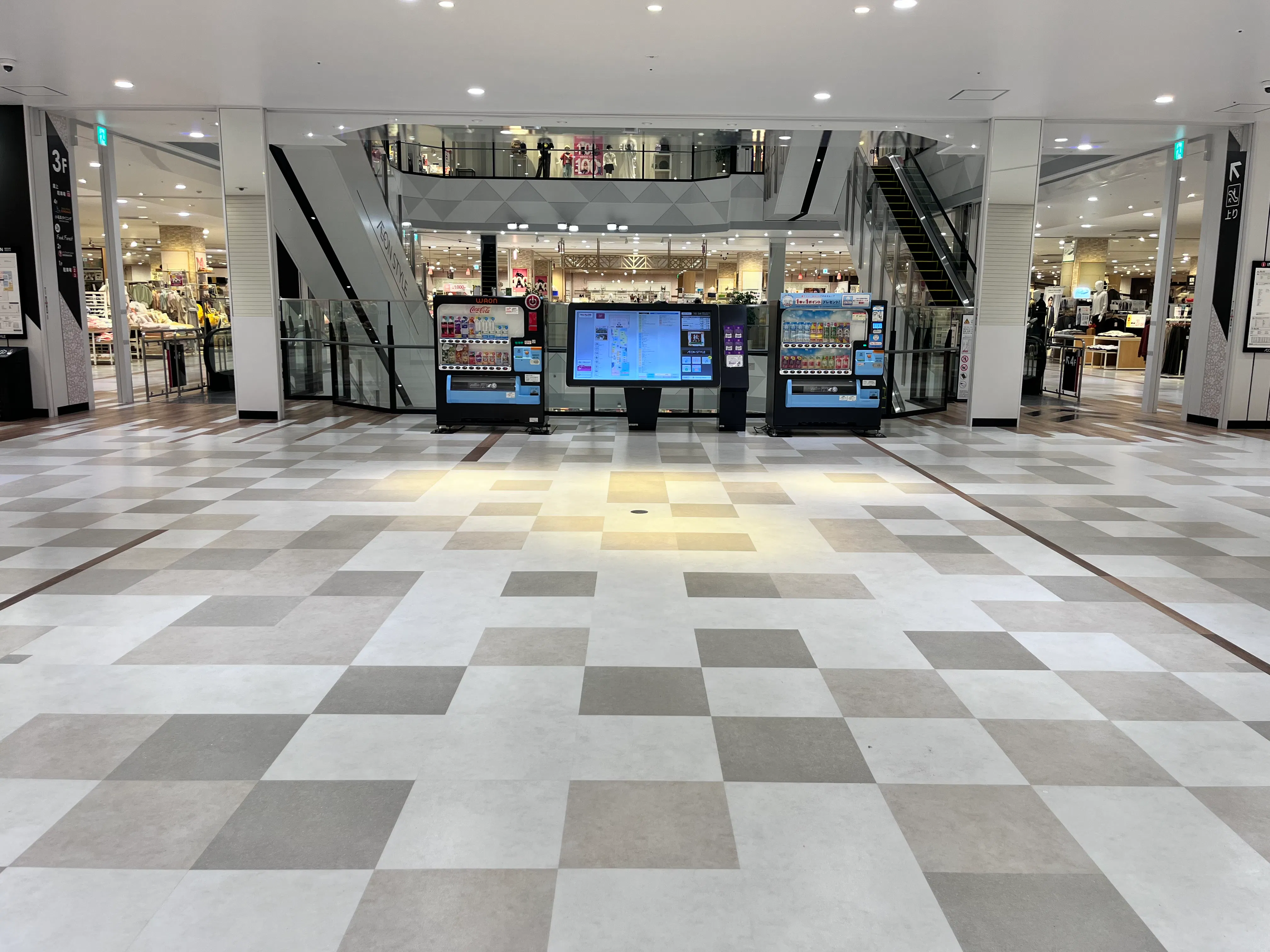 【イオンモールいわき小名浜】3階　ウエストコート（イオンスタイル前）の画像