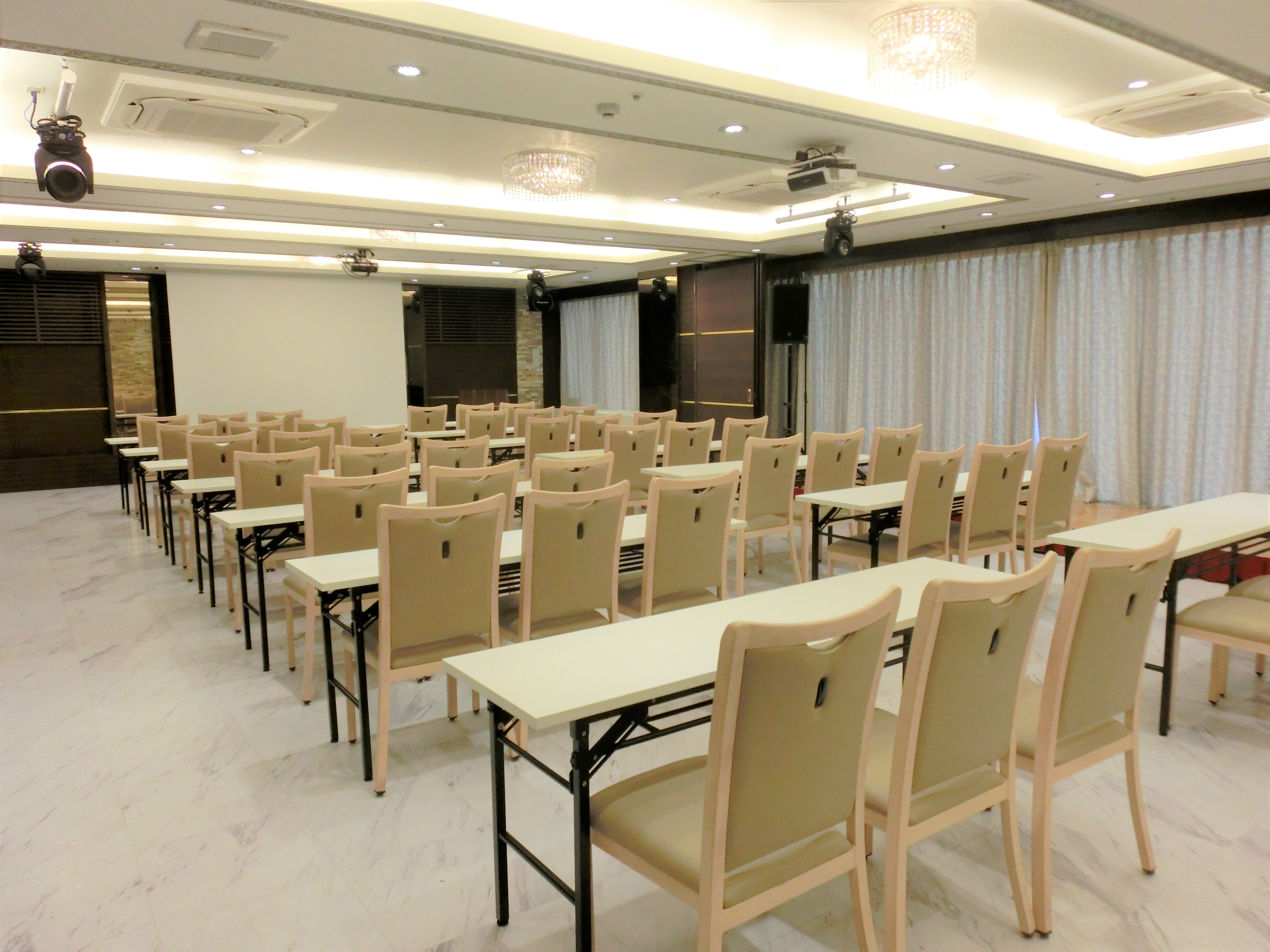 会議や社員総会に最適なスペースです