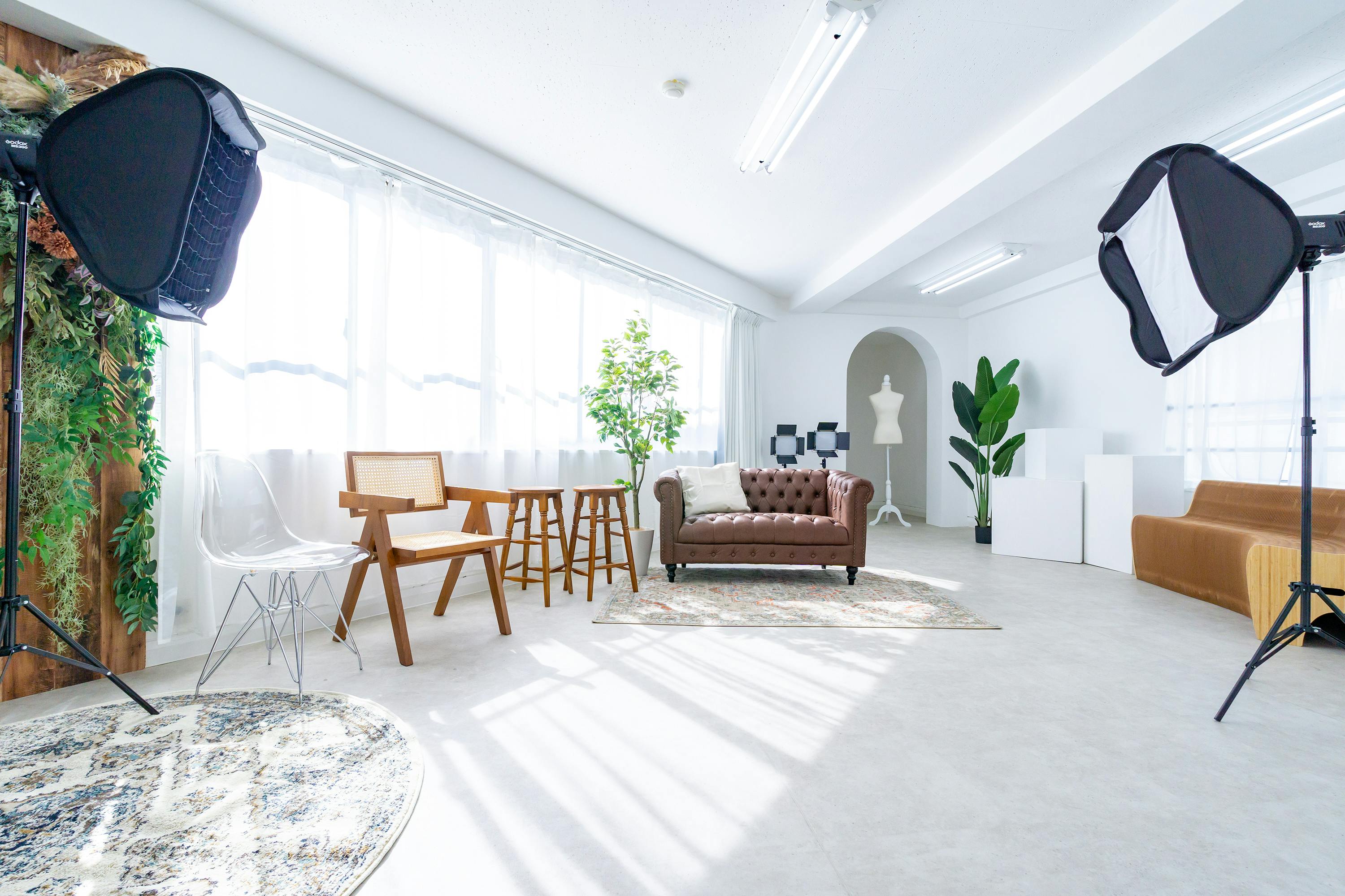 【飯田橋駅2分】ロケや撮影会、新商品の物撮り、アパレルの展示会に最適な自然光あふれる3面採光の白を基調としたイベントスペース