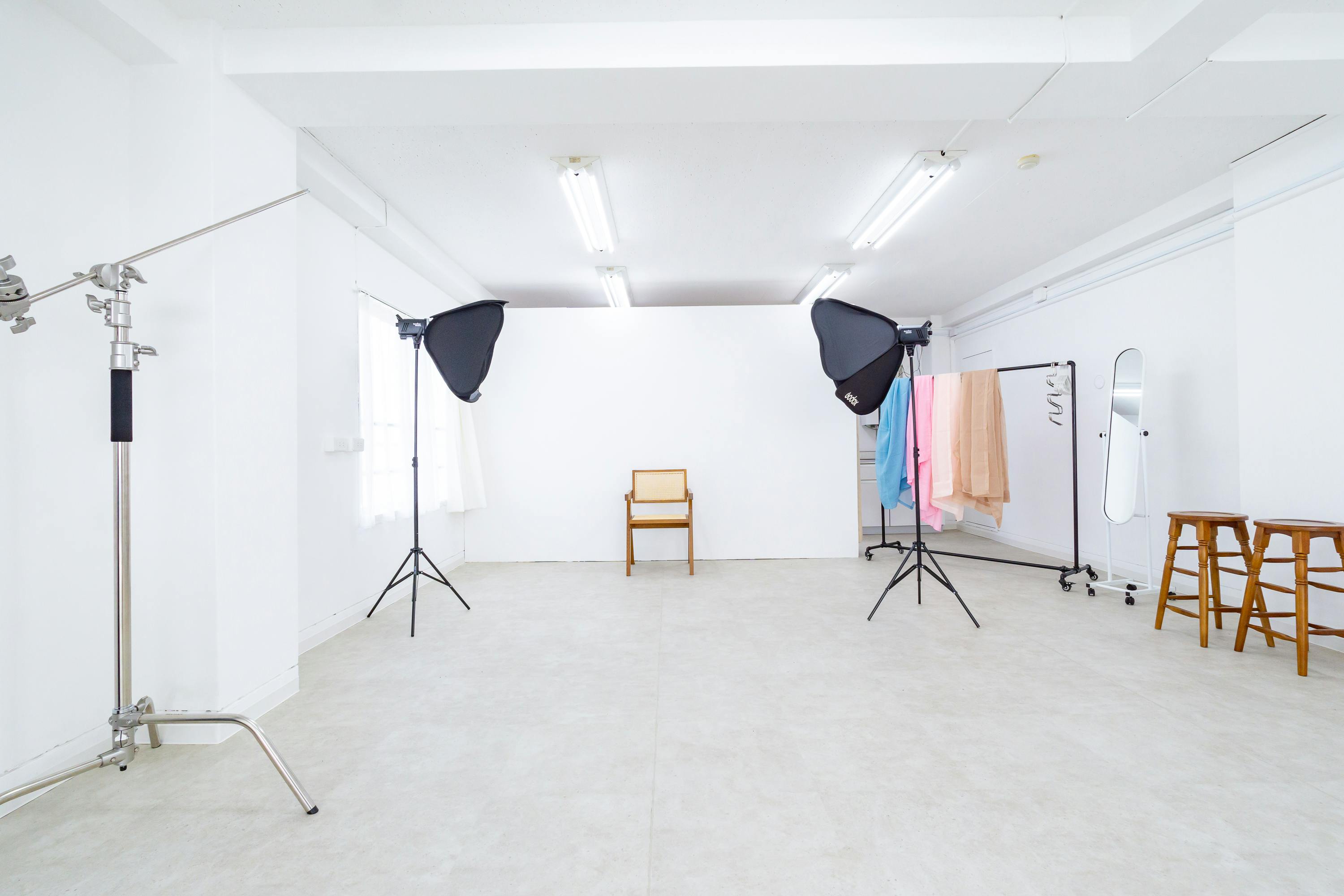 【飯田橋駅2分】ロケや撮影会、新商品の物撮り、アパレルの展示会に最適な自然光あふれる3面採光の白を基調としたイベントスペース