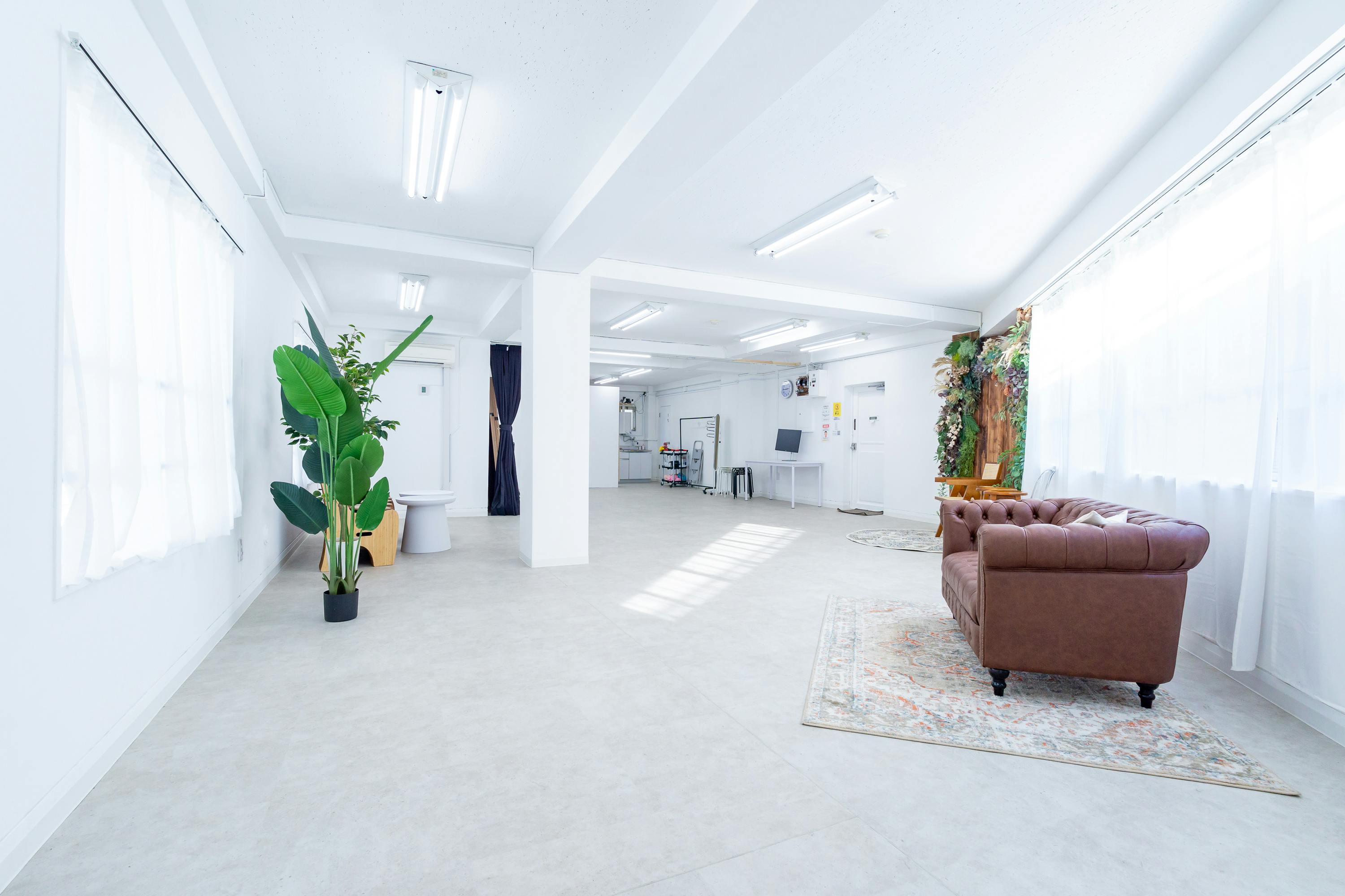 【飯田橋駅2分】ロケや撮影会、新商品の物撮り、アパレルの展示会に最適な自然光あふれる3面採光の白を基調としたイベントスペース