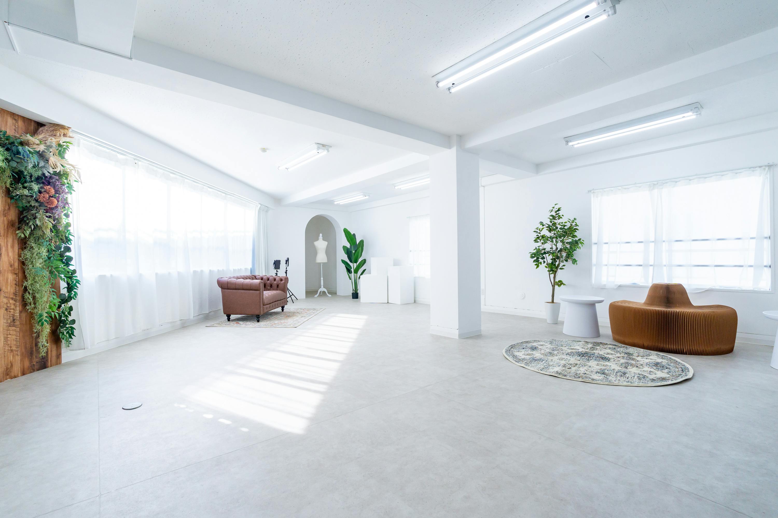 【飯田橋駅2分】ロケや撮影会、新商品の物撮り、アパレルの展示会に最適な自然光あふれる3面採光の白を基調としたイベントスペース