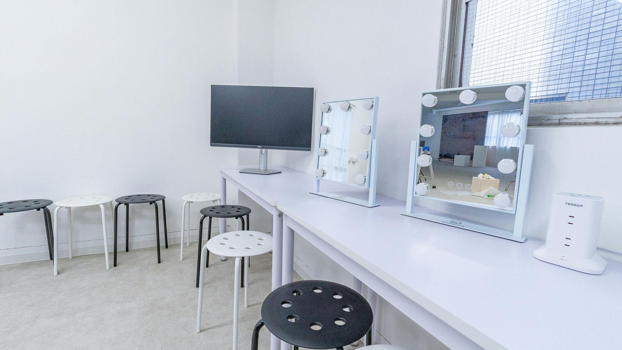 【飯田橋駅2分】ロケや撮影会、新商品の物撮り、アパレルの展示会に最適な自然光あふれる3面採光の白を基調としたイベントスペース