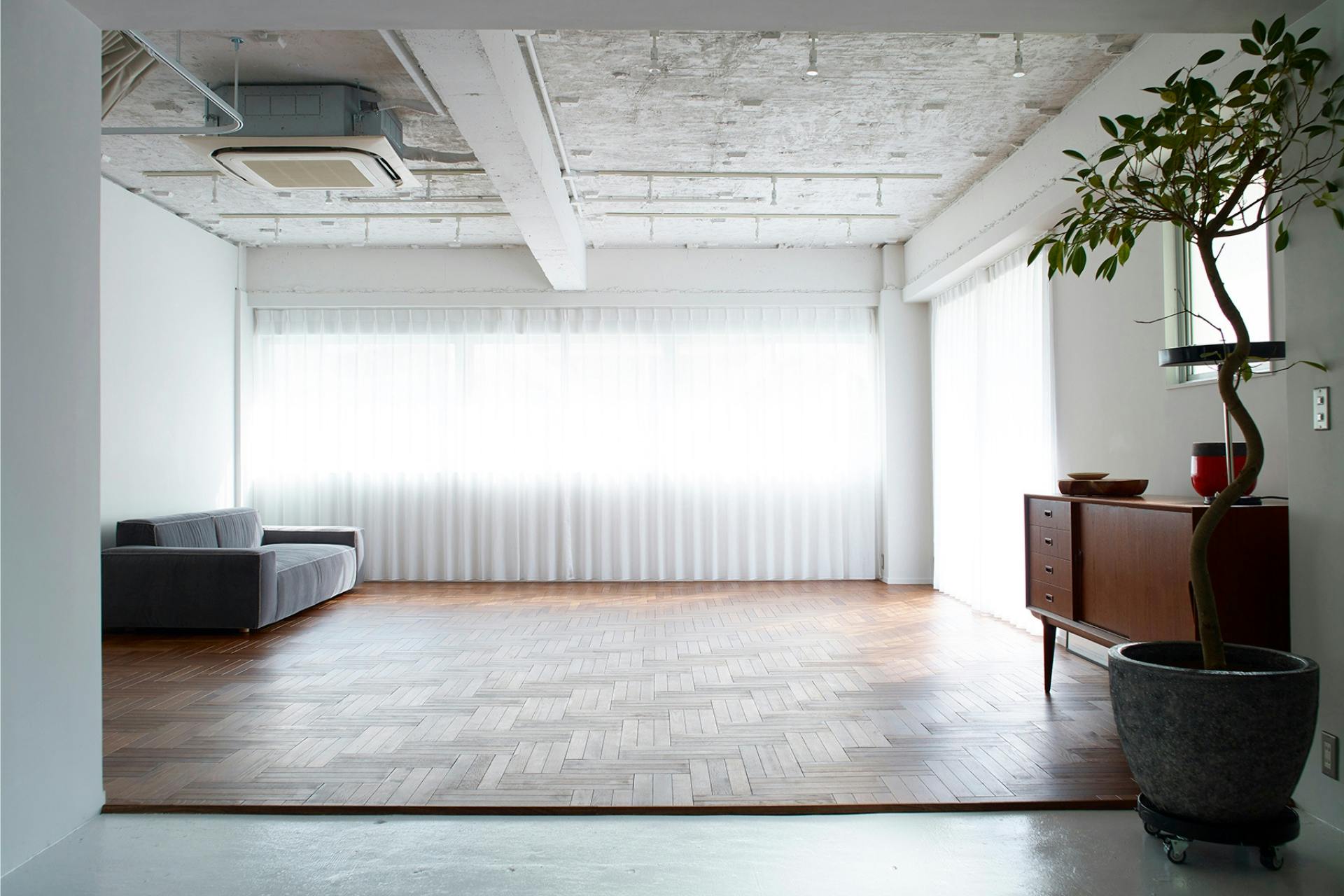 ヘリンボーン床と塗装床（ホワイト）の２つの空間