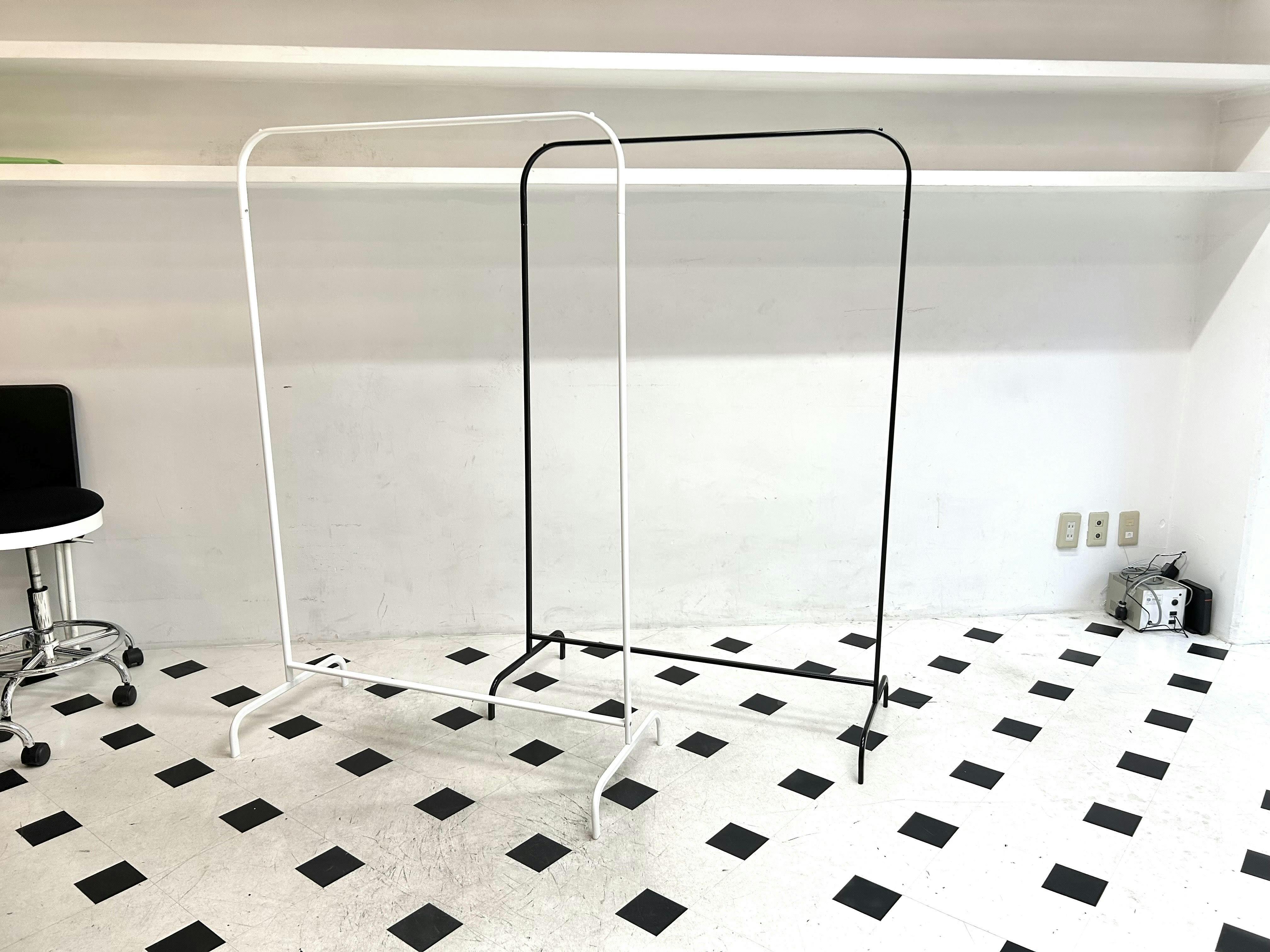 展示用のハンガーラック。