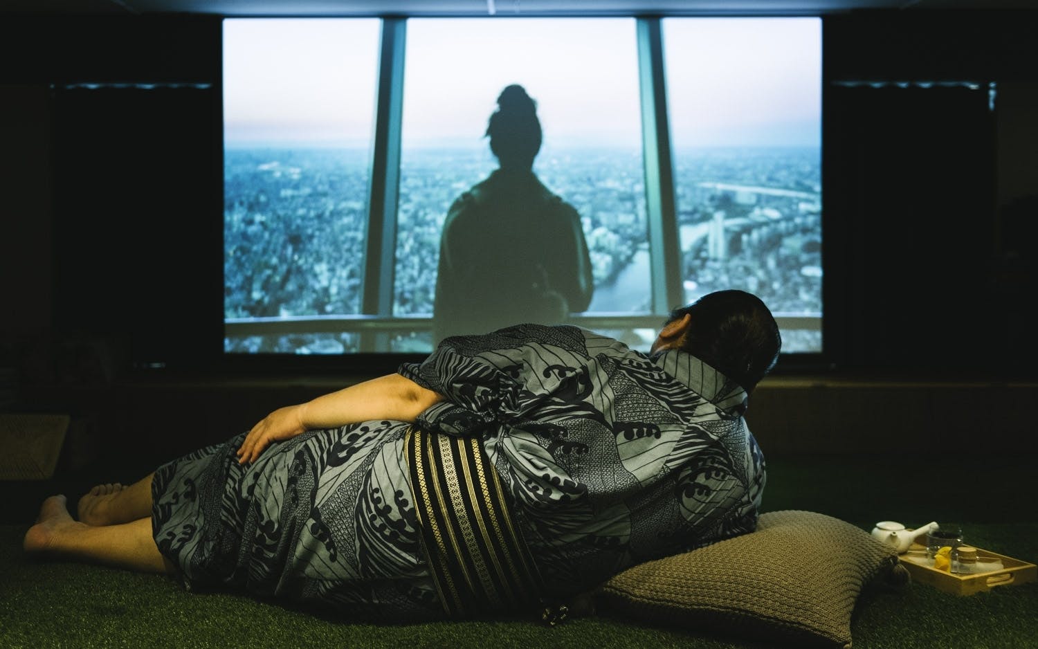 ごろり寝転びながら映画上映会も可能