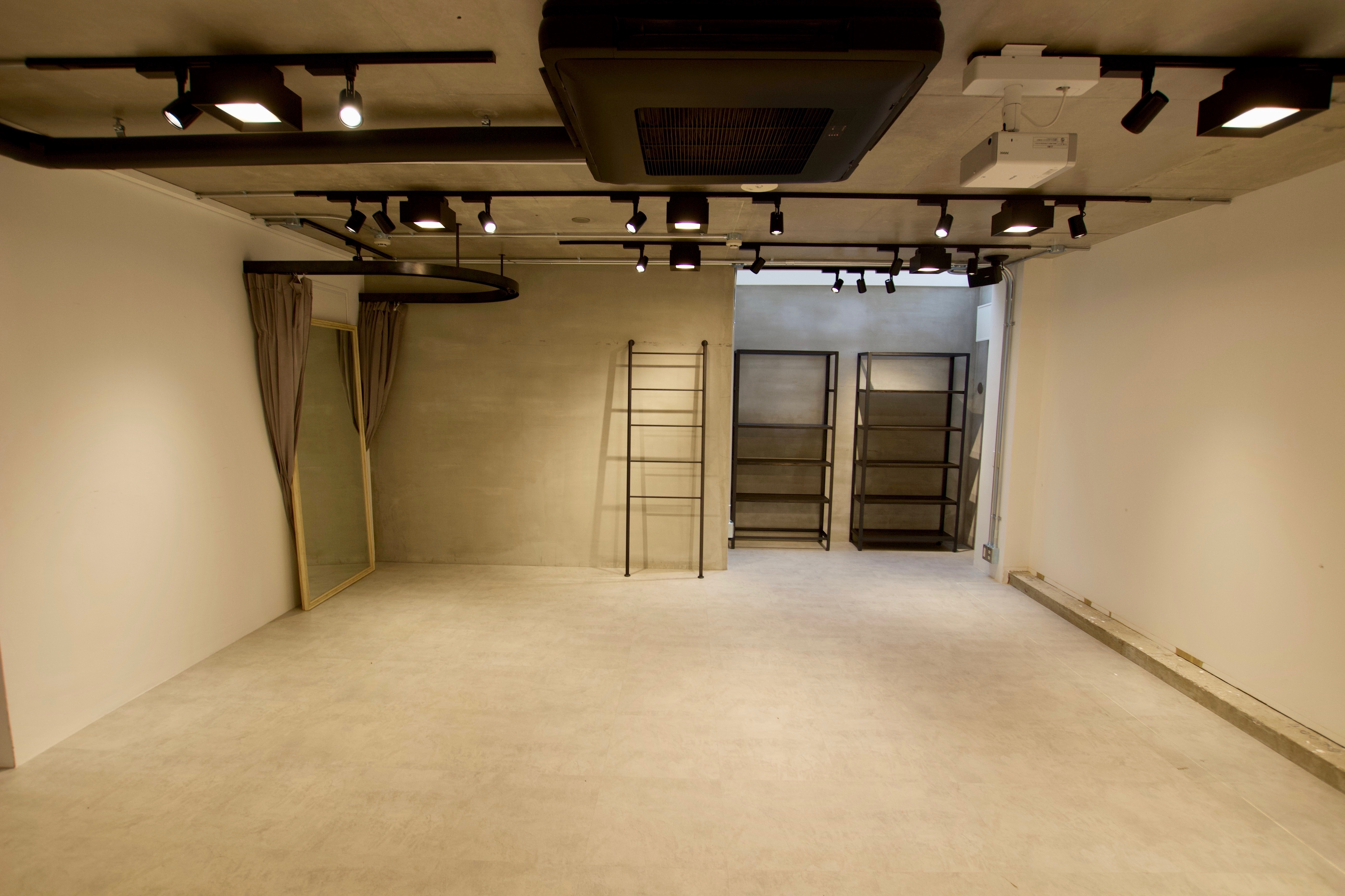 【表参道駅5分】展示会やポップアップストアに適した一軒家風のフレキシブルに使えるスペース(1F+2F)