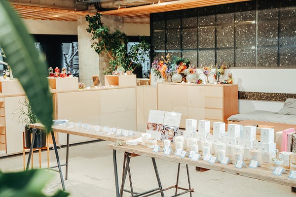 棚を利用したアクセサリーのPOPUP