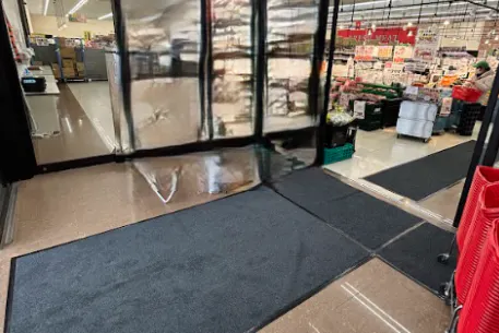 【エフマート小牧】風除室 販促プロモーションに最適なスーパー店内催事イベントスペース