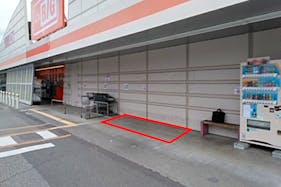 【イオンタウン信州山形】各種物販イベントやプロモーションイベントに最適な通行量の多い商業施設出入口軒下のイベントスペース