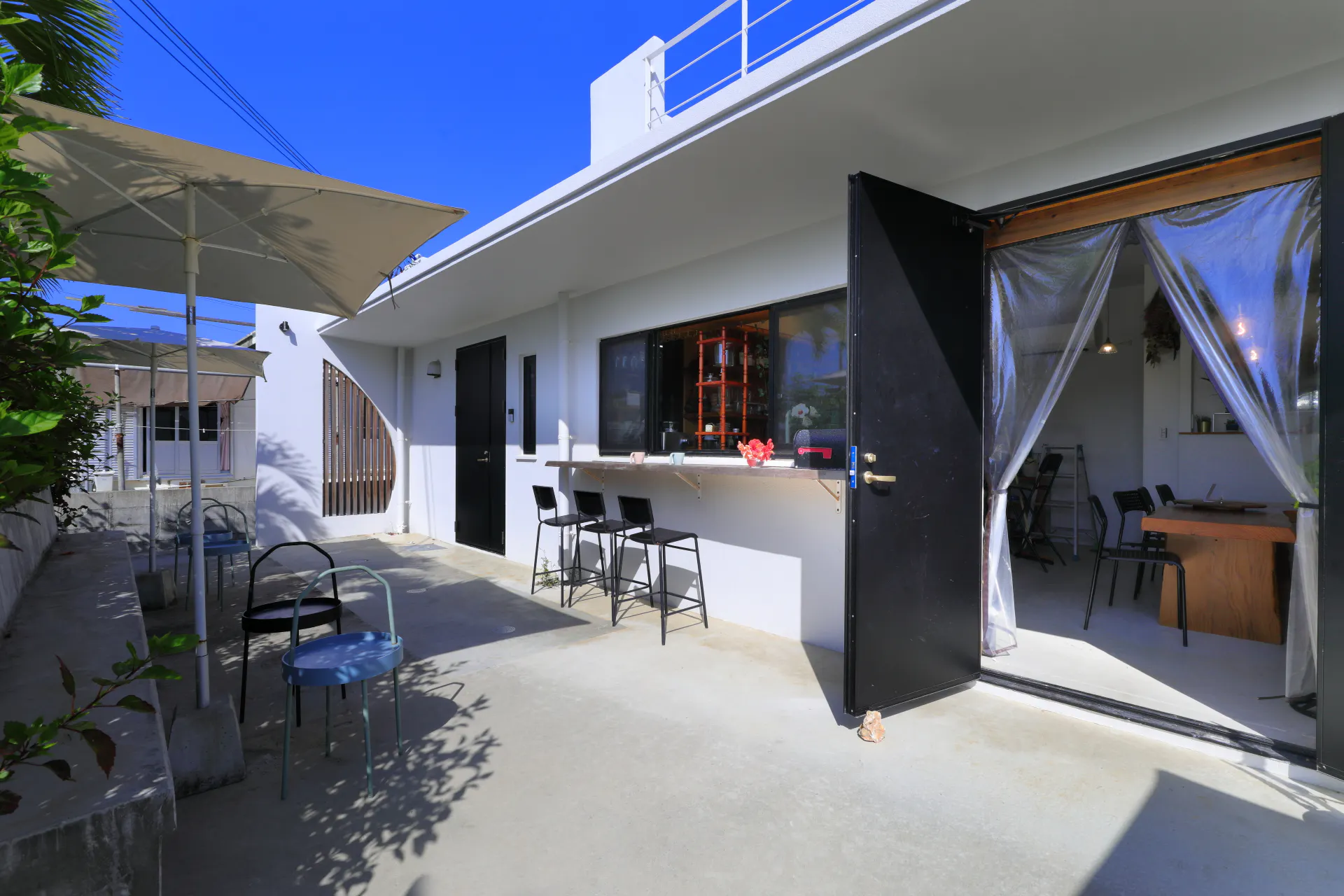 【宮古島市・伊良部島|空と燻製とcafeぷからす】南国リゾート感を演出できる屋外カフェ撮影スペース