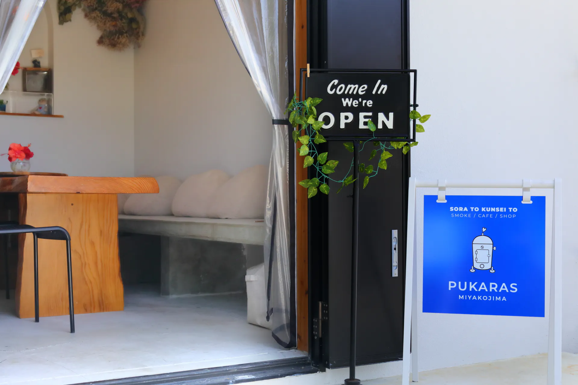 【宮古島市・伊良部島｜空と燻製とcafeぷからす】南国リゾート感を演出できる屋外カフェ撮影スペース