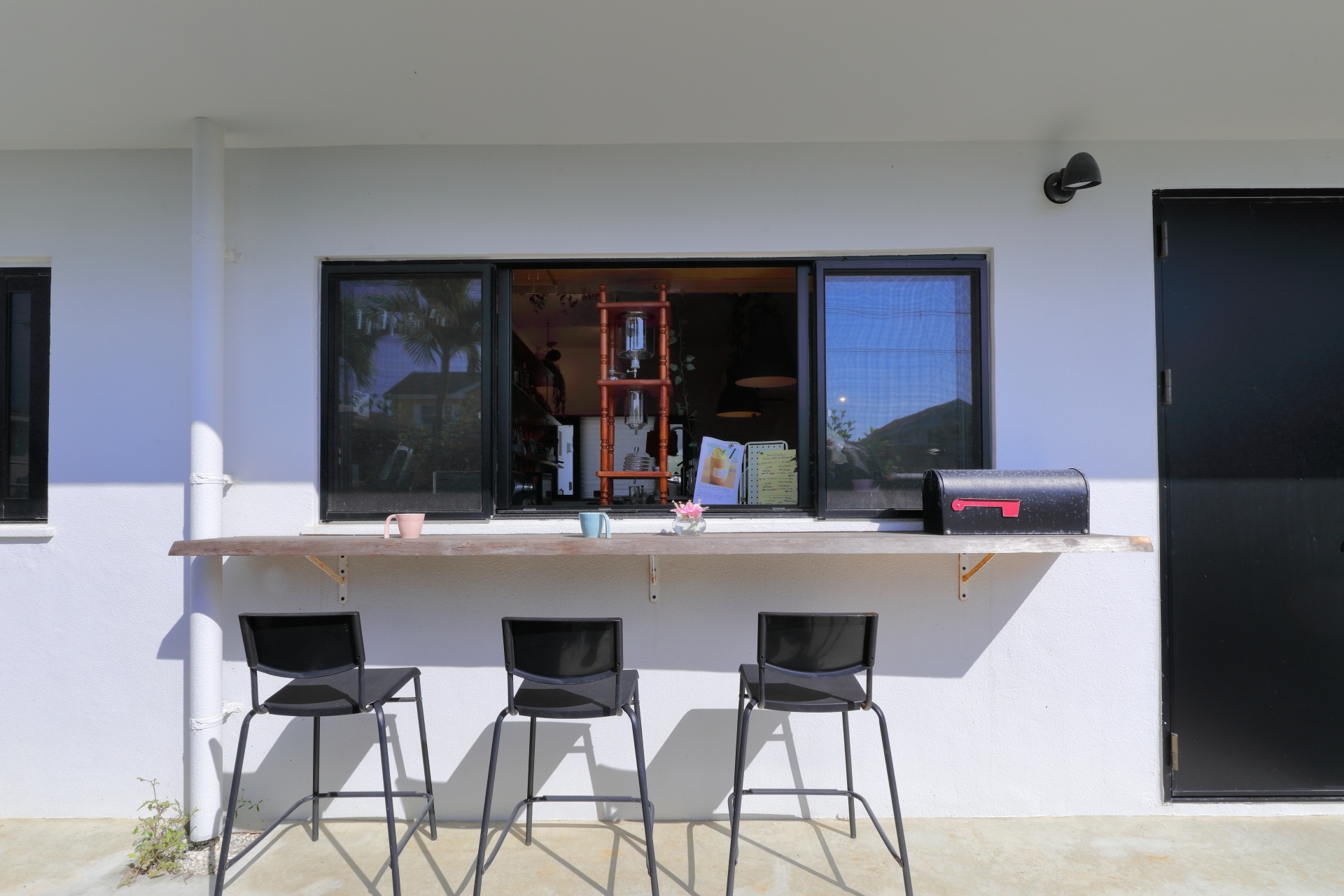 【宮古島市・伊良部島｜空と燻製とcafeぷからす】白壁とブラックアクセントが映える、洗練リゾート空間