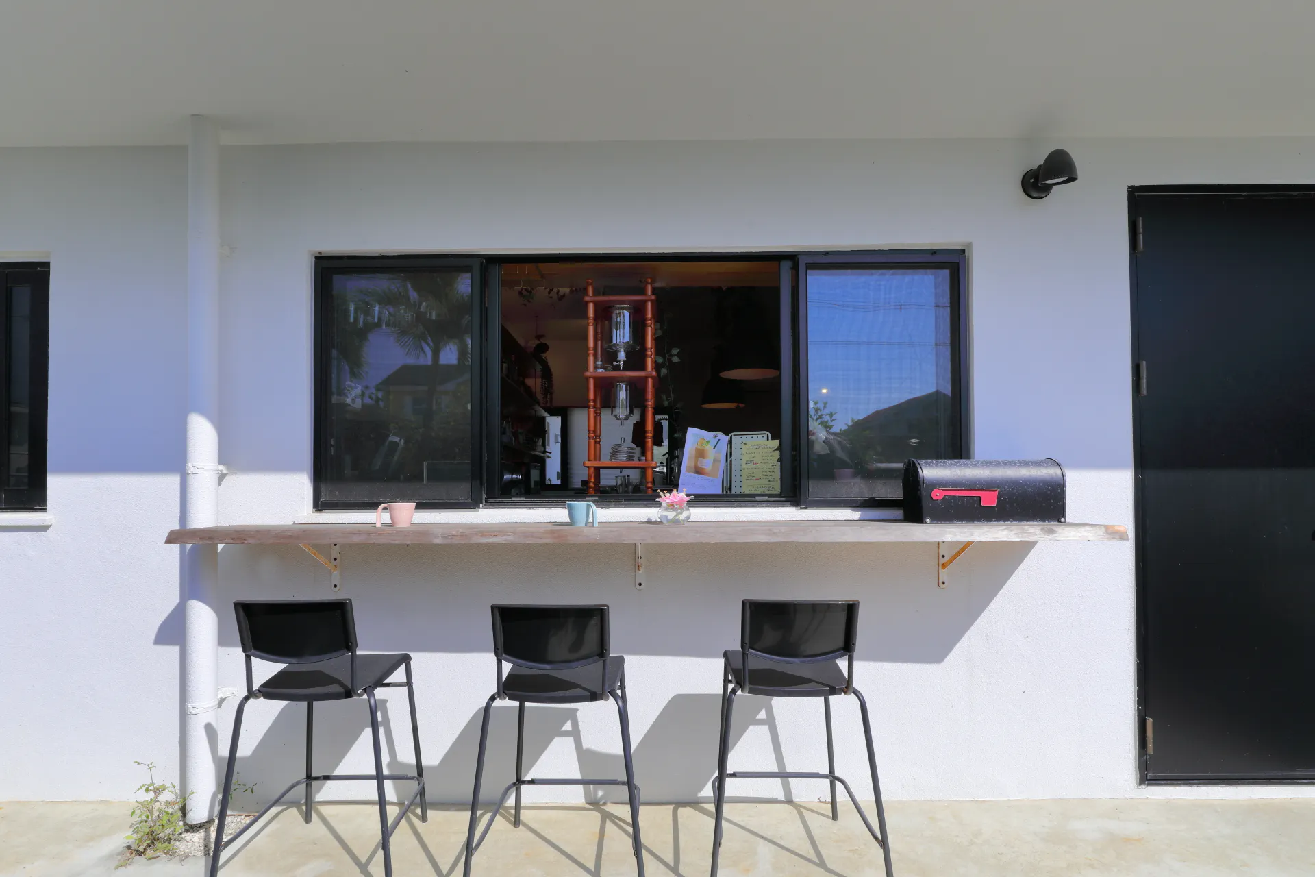 【宮古島市・伊良部島|空と燻製とcafeぷからす】南国リゾート感を演出できる屋外カフェ撮影スペース