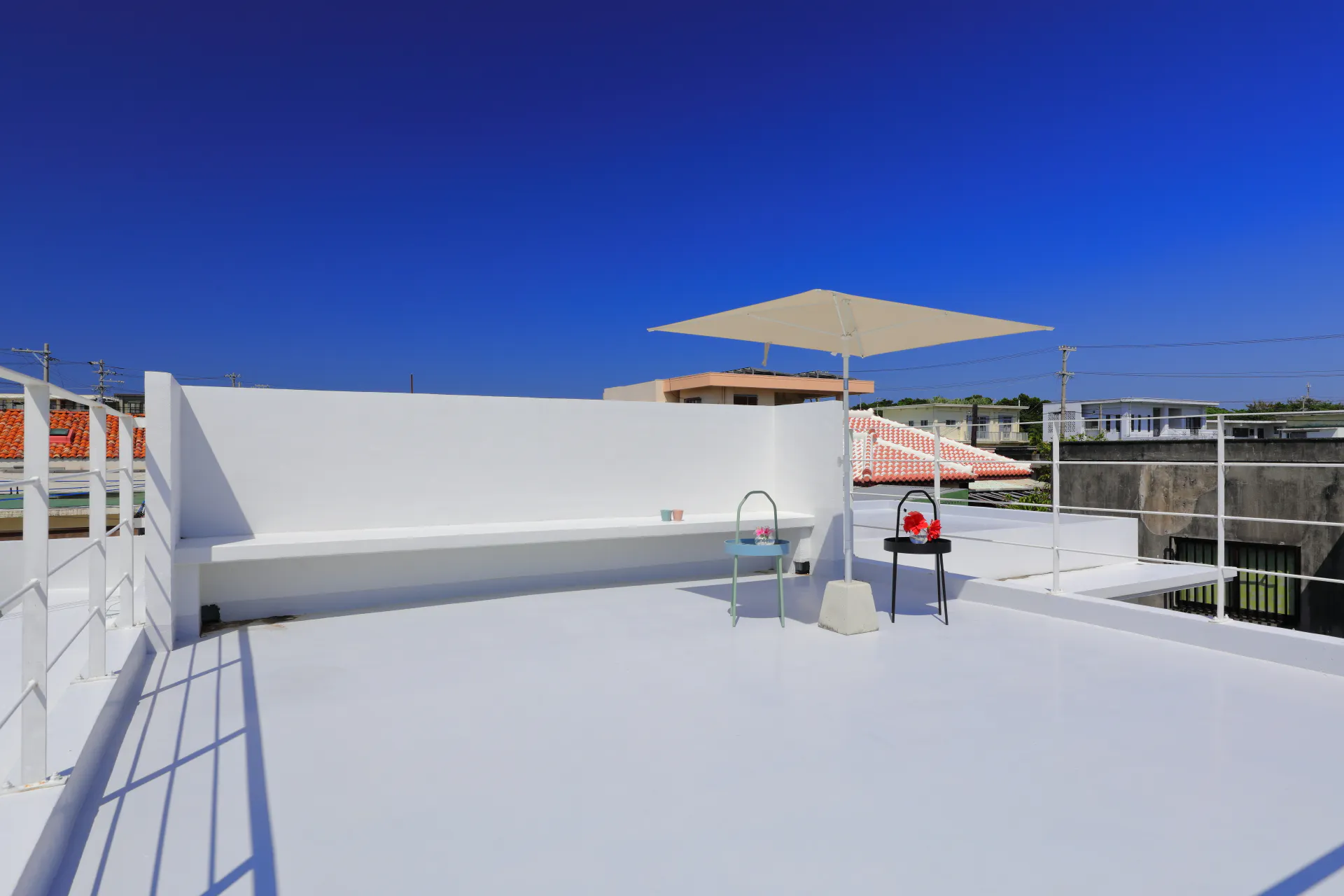 【宮古島市・伊良部島|空と燻製とcafeぷからす】南国リゾート感を演出できる屋外カフェ撮影スペース