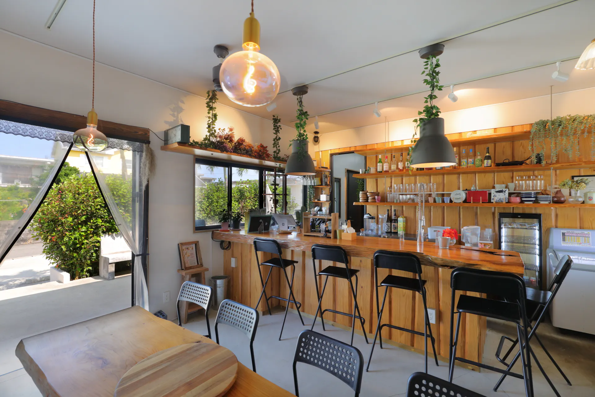 【宮古島市・伊良部島|空と燻製とcafeぷからす】南国リゾート感を演出できる屋外カフェ撮影スペース