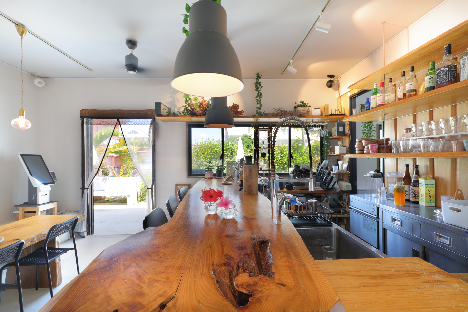 【宮古島市・伊良部島｜空と燻製とcafeぷからす】白壁×木目カウンターが印象的なナチュラルカフェ空間