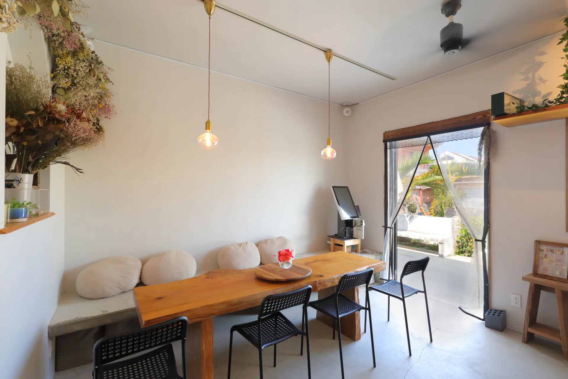 【宮古島市・伊良部島|空と燻製とcafeぷからす】南国リゾート感を演出できる屋外カフェ撮影スペース