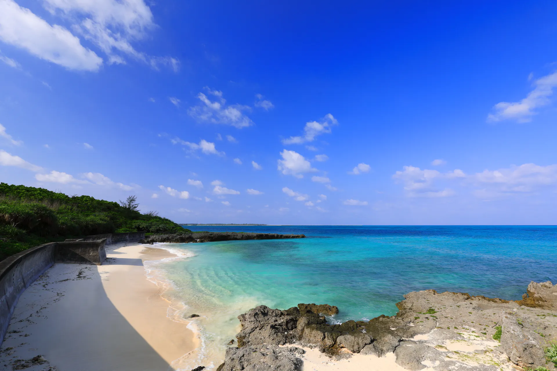 【宮古島市・伊良部島|空と燻製とcafeぷからす】南国リゾート感を演出できる屋外カフェ撮影スペース