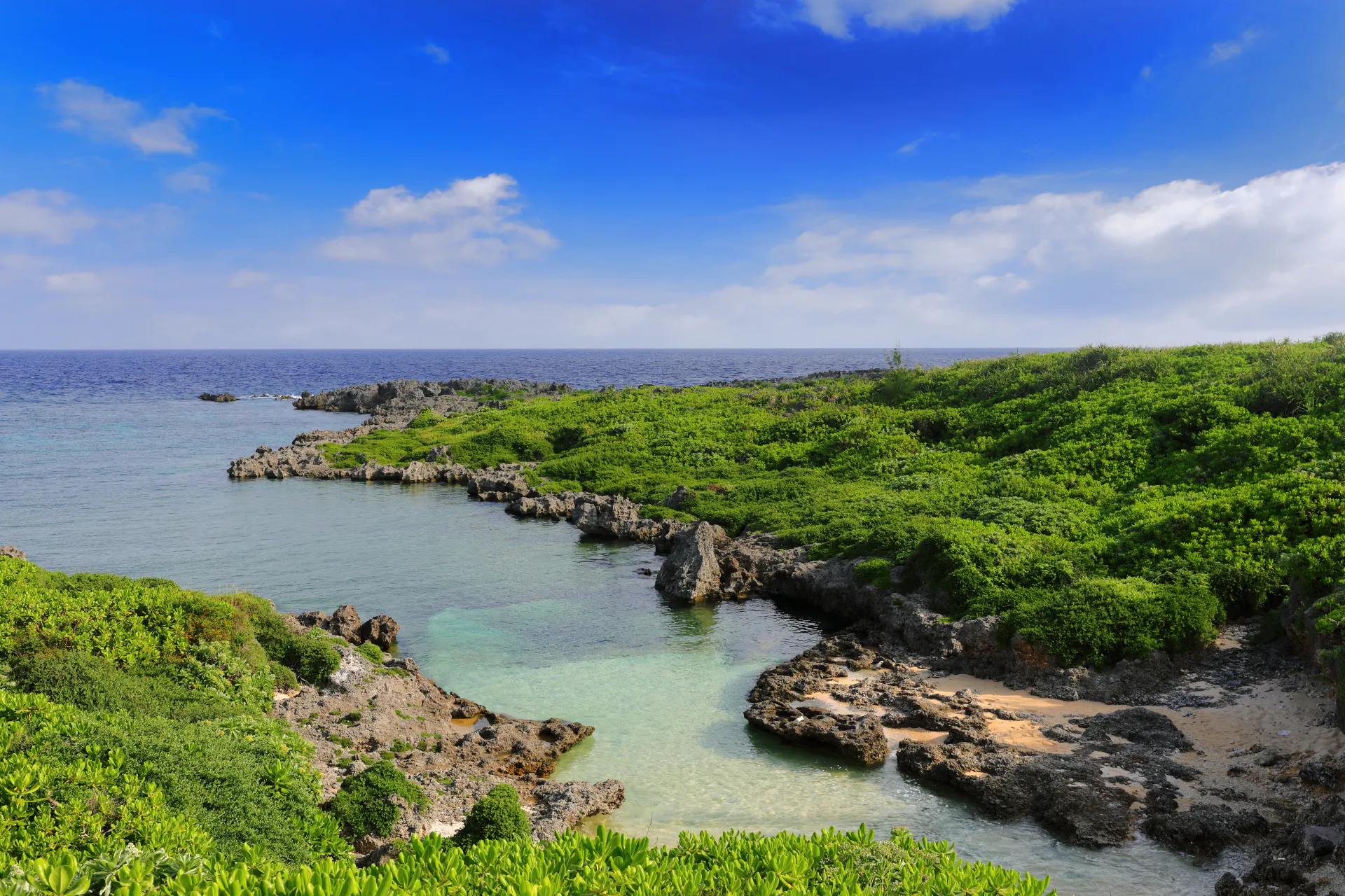【宮古島市・伊良部島|空と燻製とcafeぷからす】南国リゾート感を演出できる屋外カフェ撮影スペース