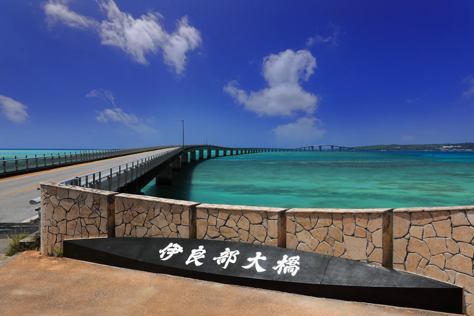 【宮古島市・伊良部島｜空と燻製とcafeぷからす】南国リゾート感を演出できる屋外カフェ撮影スペース