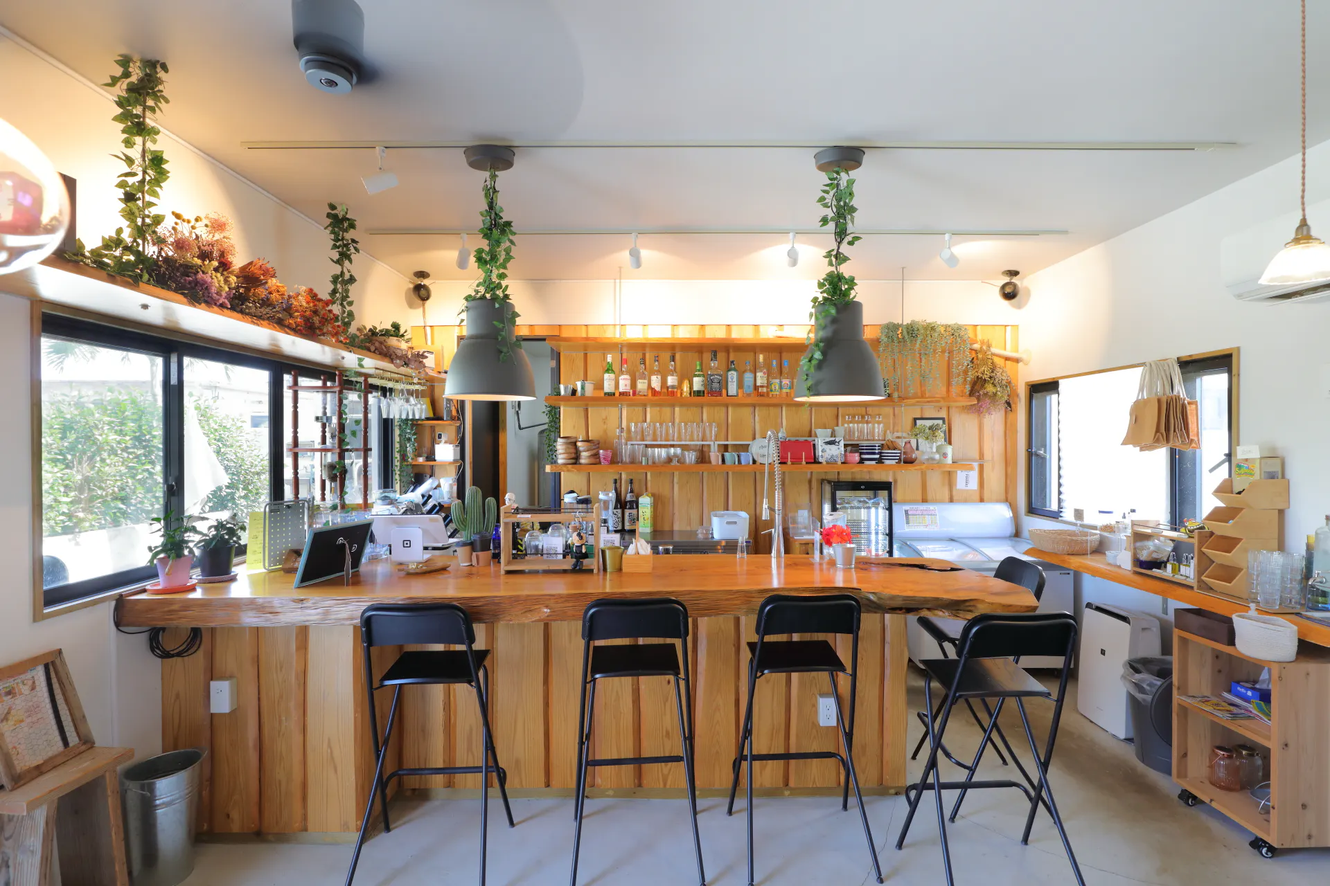 【宮古島市・伊良部島|空と燻製とcafeぷからす】南国リゾート感を演出できる屋外カフェ撮影スペース