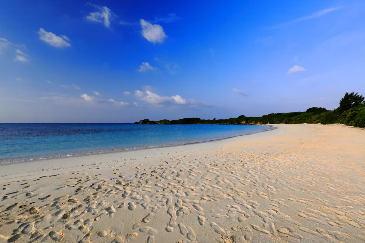 【宮古島市・伊良部島|空と燻製とcafeぷからす】南国リゾート感を演出できる屋外カフェ撮影スペース