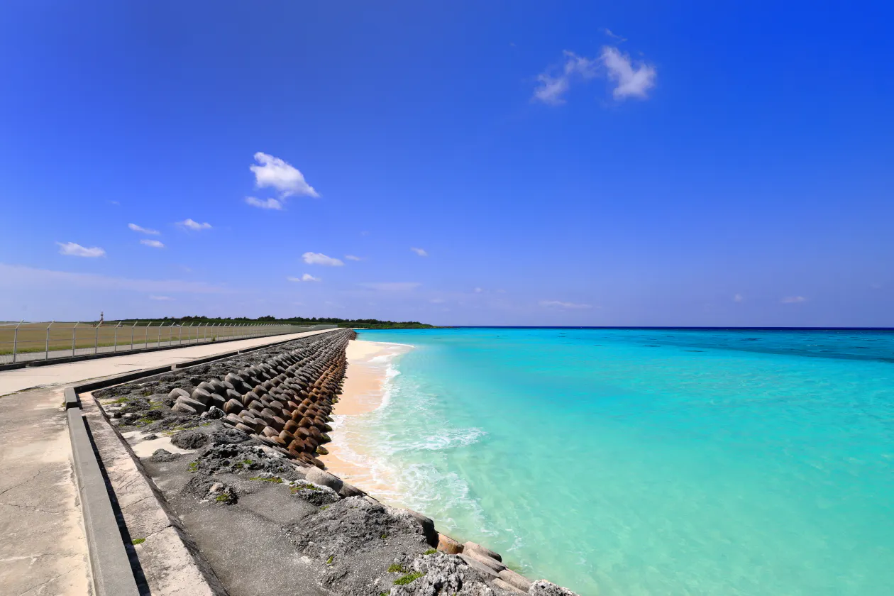 【宮古島市・伊良部島｜空と燻製とcafeぷからす】南国リゾート感を演出できる屋外カフェ撮影スペース