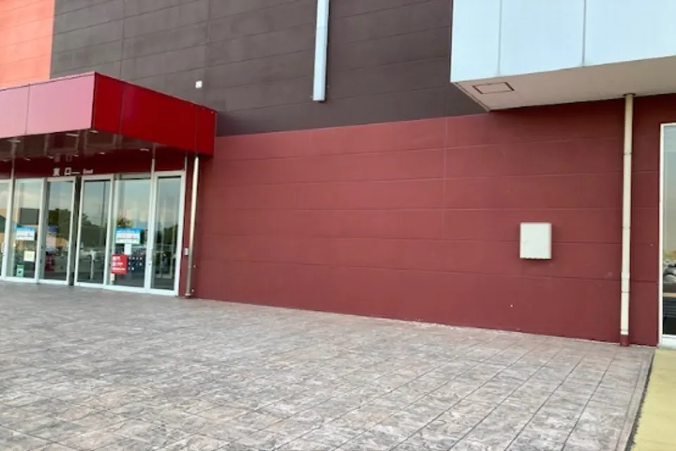 【三井アウトレットパーク 北陸小矢部】東口屋外エントランス付近②
