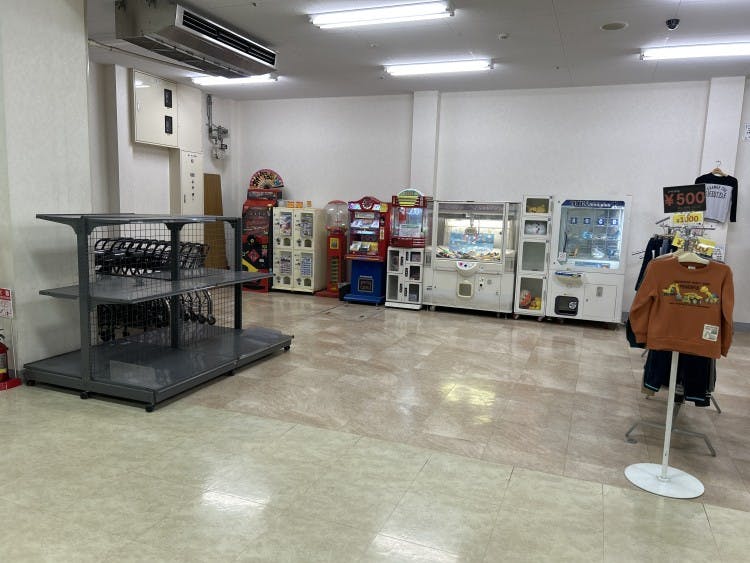 【エフマート津南】販促プロモーションに最適な中央ガチャガチャステーションにある催事スペースの画像