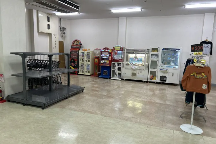 【エフマート津南】販促プロモーションに最適な中央ガチャガチャステーションにある催事スペース