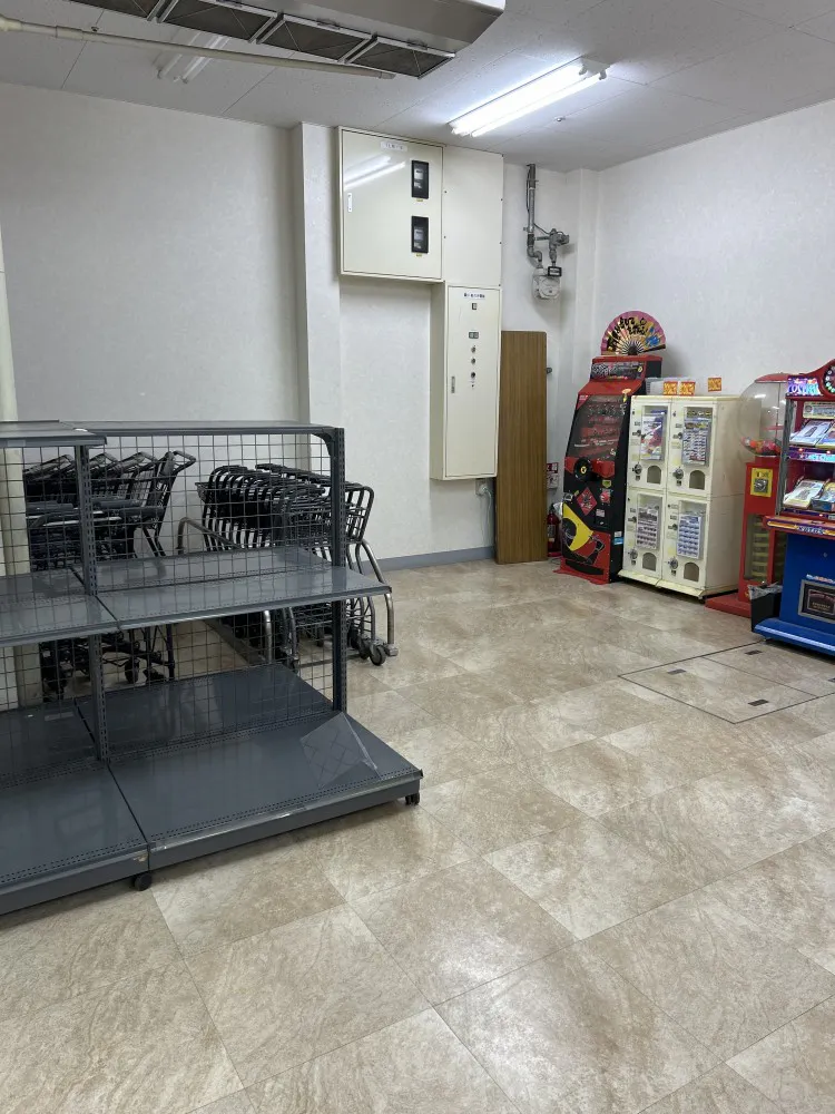 【エフマート津南】販促プロモーションに最適な中央ガチャガチャステーションにある催事スペース