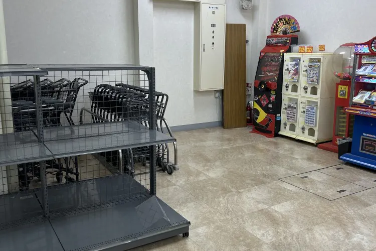 【エフマート津南】販促プロモーションに最適な中央ガチャガチャステーションにある催事スペース