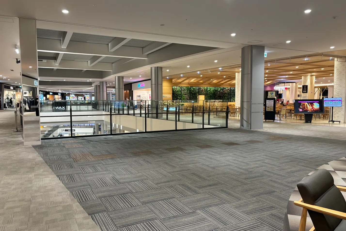 【イオンモール四條畷】3階 中央エスカレーター前