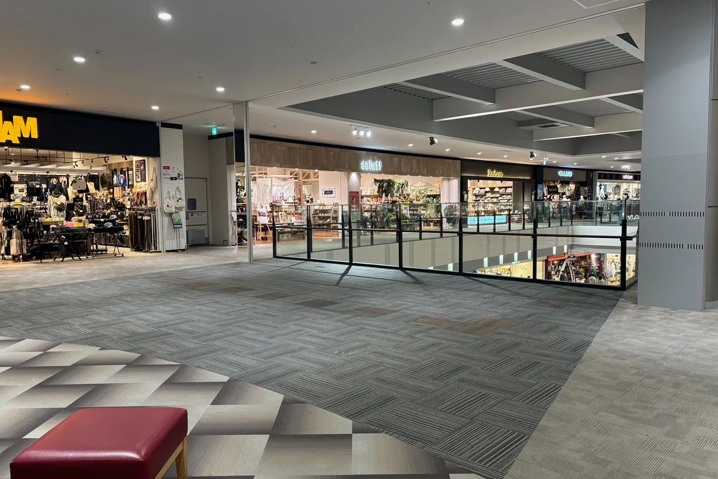 【イオンモール四條畷】3階 中央エスカレーター前