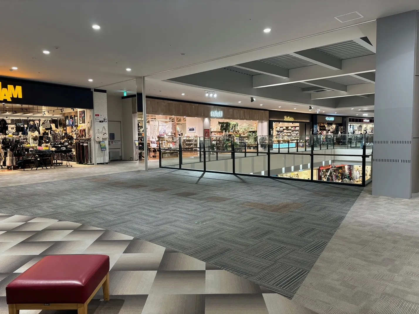 【イオンモール四條畷】3階 中央エスカレーター前