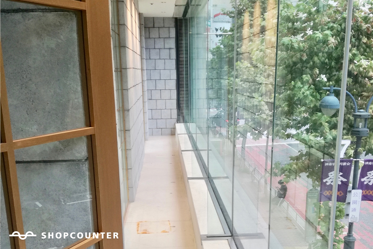 明治通り沿いからよく見えるショーウィンドーの利用が可能です。