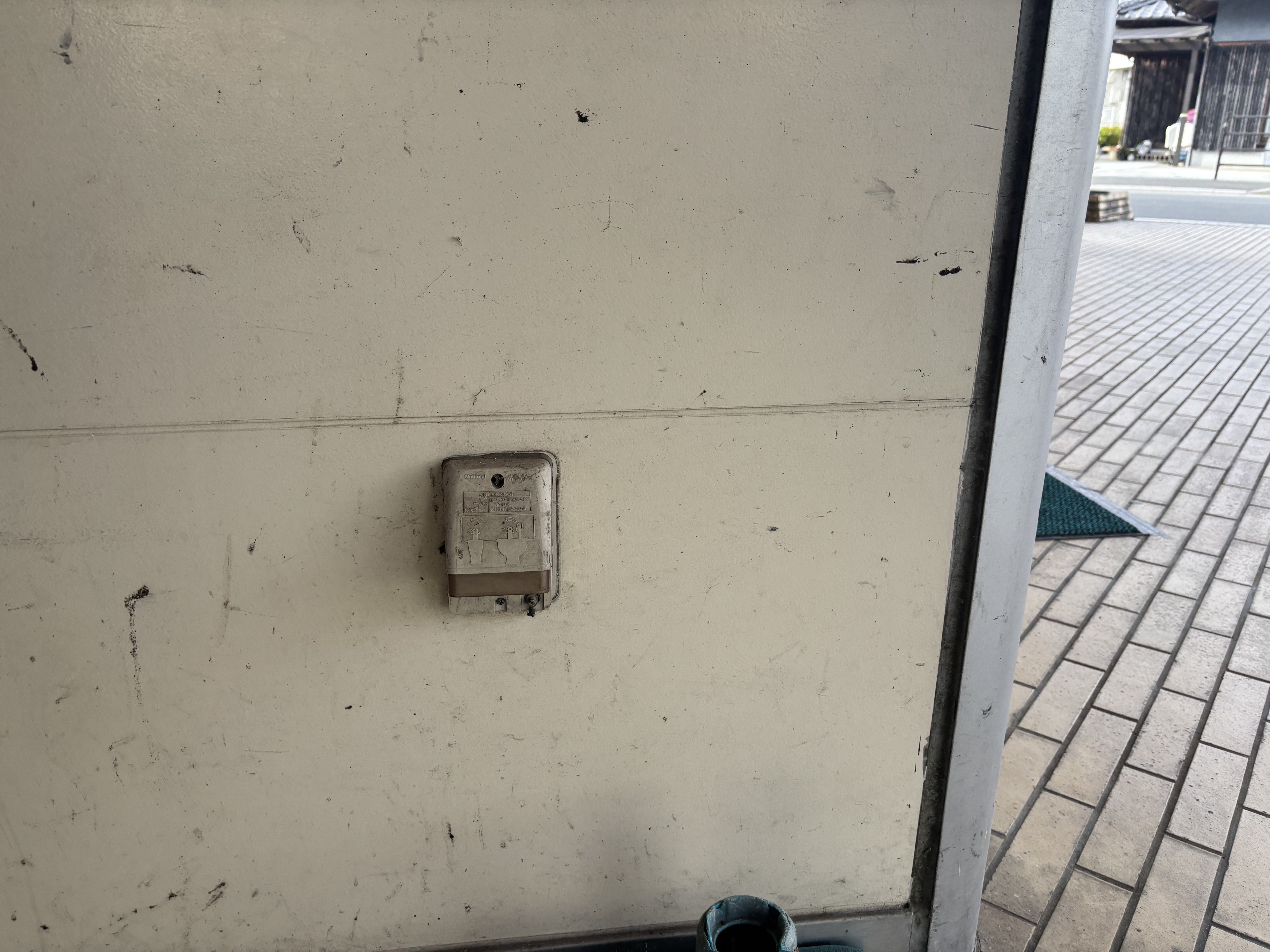 【Aコープみま店】食物販や販促イベントに最適な入口横の屋外軒下スペース