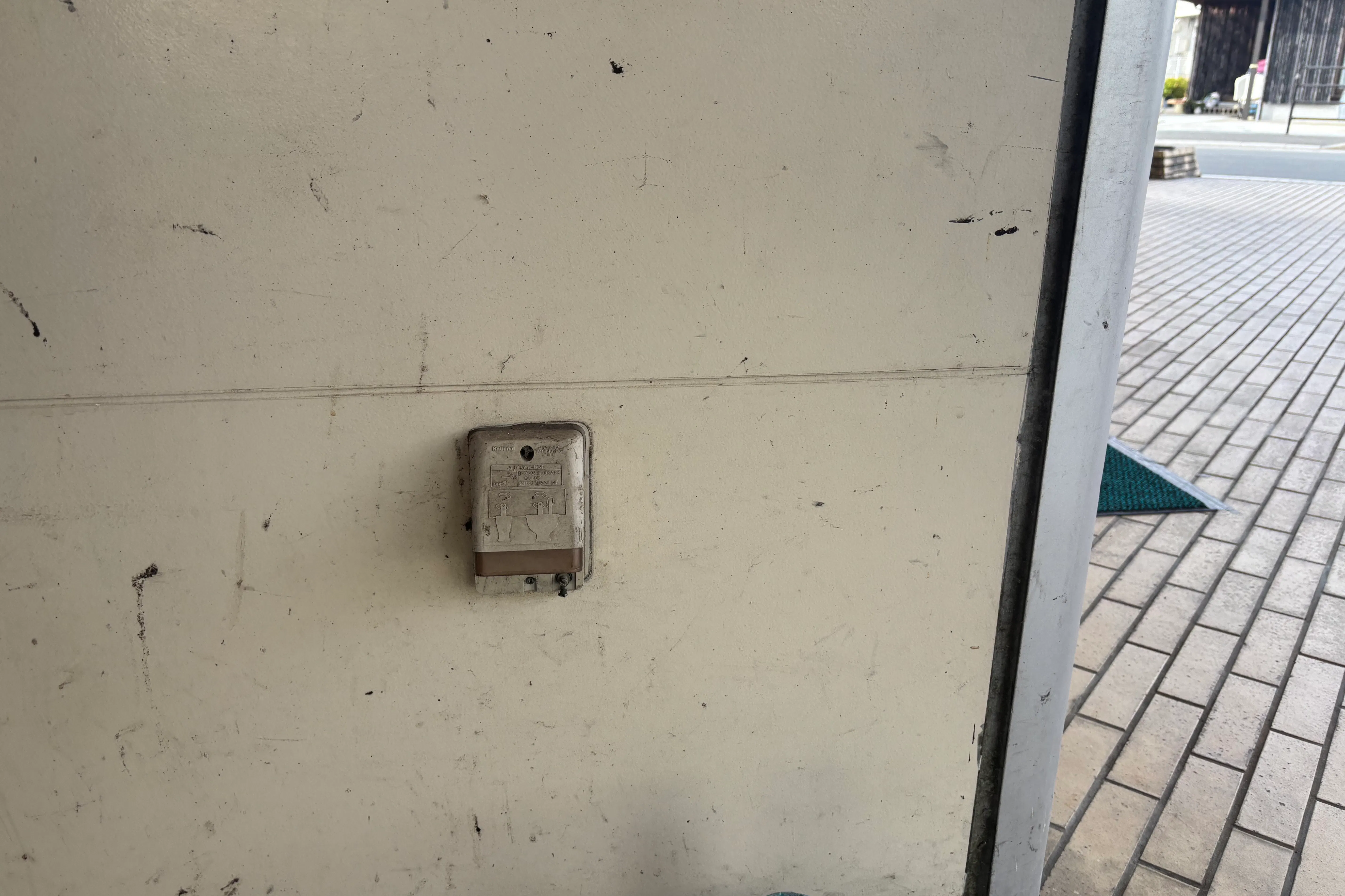 【Aコープみま店】食物販や販促イベントに最適な入口横の屋外軒下スペース