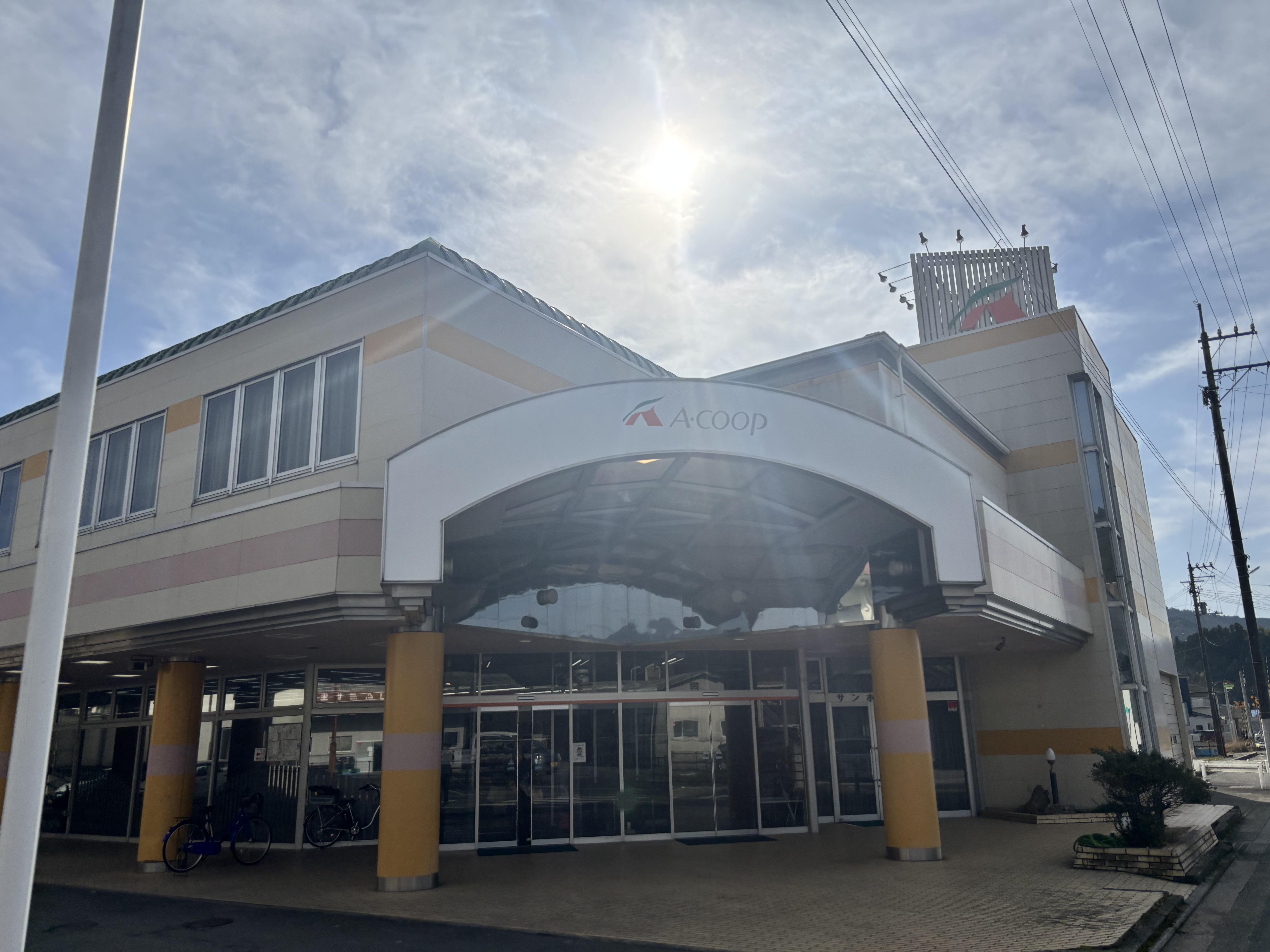 【Aコープみま店】食物販や販促イベントに最適な入口横の屋外軒下スペース