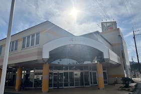 【Aコープみま店】食物販や販促イベントに最適な入口横の屋外軒下スペース