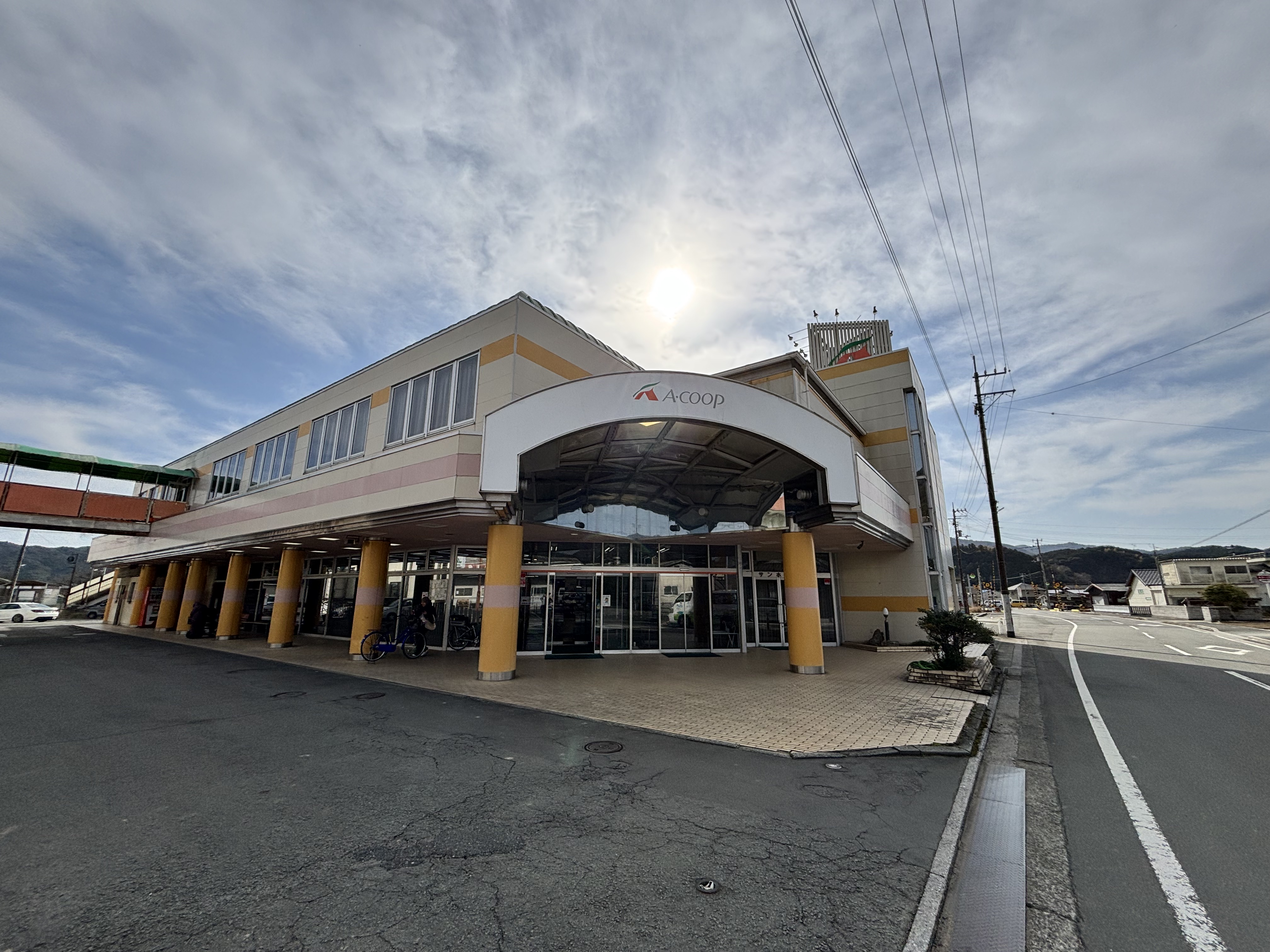 【Aコープみま店】食物販や販促イベントに最適な入口横の屋外軒下スペース